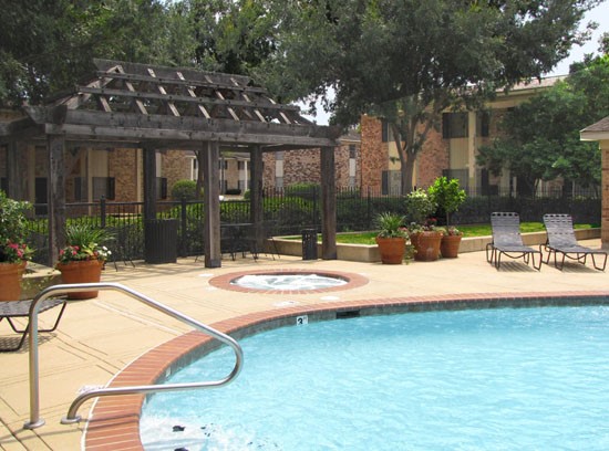 Colonial Plaza Apartments